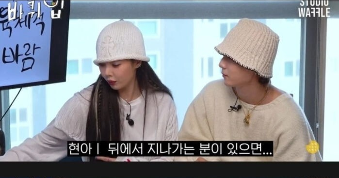[유머] 인터뷰 중 많이 더워진 현아. -  와이드섬