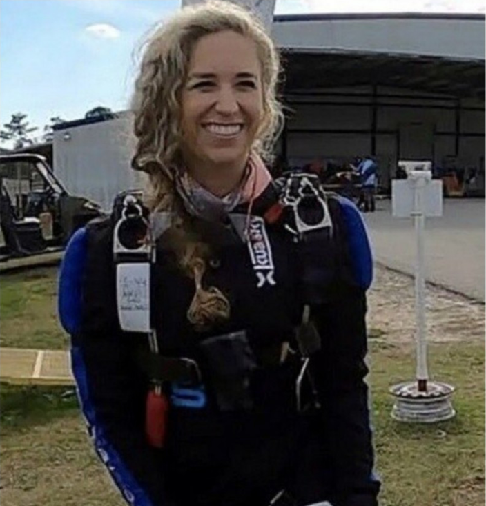 [유머] 낙하산이 펼쳐지지 않아 추락한 여자. -  와이드섬