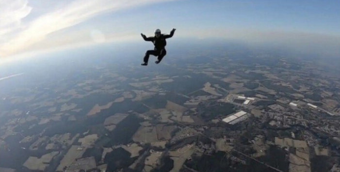 [유머] 낙하산이 펼쳐지지 않아 추락한 여자. -  와이드섬